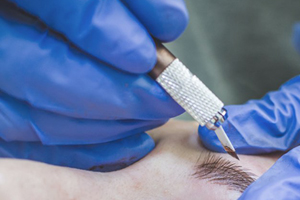 Microblading: Für perfekte Augenbrauen legt sich unsere Redaktorin unters Messer
