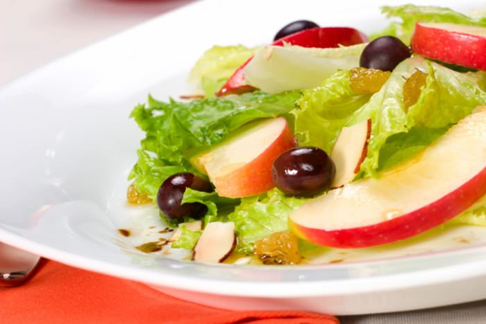 Sommer-Salate: Grüner Salat mit Baumnüssen und Apfel