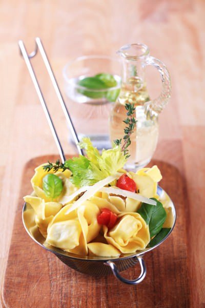 Sommer-Salate: Tortellini-Salat mit getrockneten Tomaten und Parmesanspänen