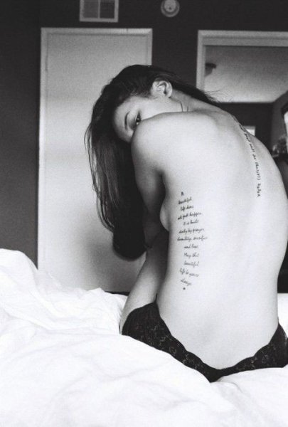 Tattoo Schriften: Ein Rücken wie eine Buchseite
